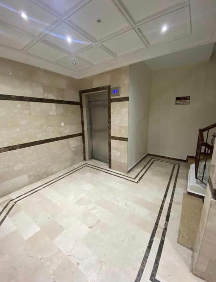 Appartement Elegant Et Climatise Au Centre Avec Terrasse - Proche Plage Et Attractions ! Tanger Luaran gambar
